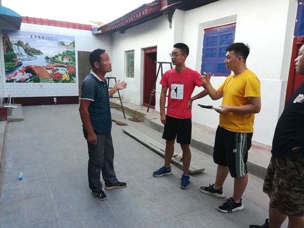 脱贫代表魏徐江在为队员们讲述自己脱贫历程.jpg