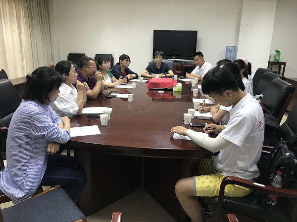 实践团与玉门油田领导及校友开展学习交流座谈会.jpg