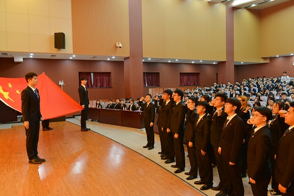 新一届学生委员向国旗宣誓.JPG