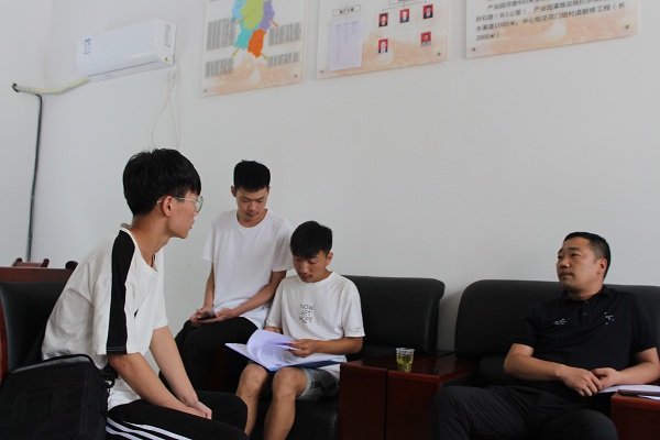 淑河村队长给我们讲解与指导.JPG